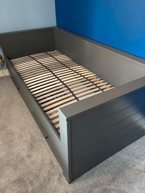 Woood Dennis bed met schuiflade bureau en kastje. Grijs, Huis en Inrichting, Slaapkamer | Complete slaapkamers, Zo goed als nieuw