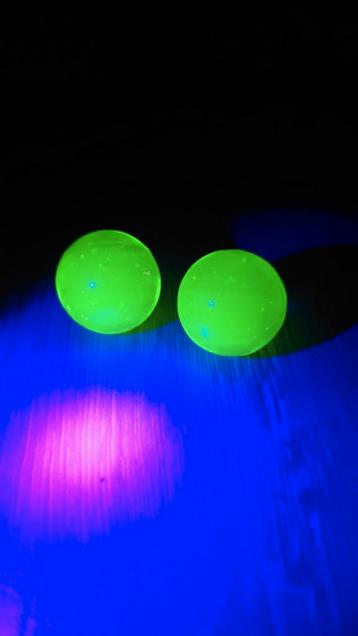 Twee grote uranium knikkers/ballen  beschikbaar voor biedingen