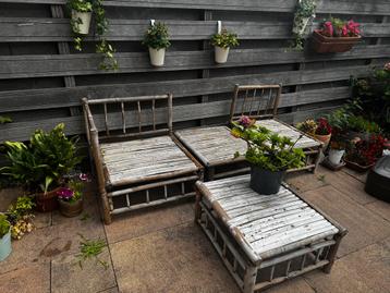 Tuinset met tafel beschikbaar voor biedingen