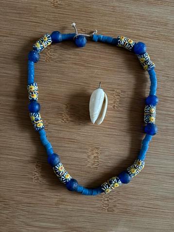 Braziliaanse glazen ketting en schelphangertje verzilverd beschikbaar voor biedingen