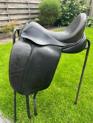 Arno brandt 17,5 inch dressuurzadel beschikbaar voor biedingen
