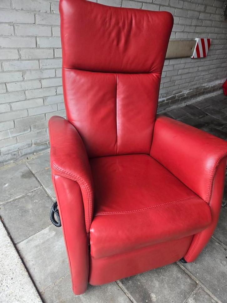 Prominent sta op stoel seniorenstoel bordeaux rood leder, Huis en Inrichting, Stoelen, Zo goed als nieuw, Ophalen
