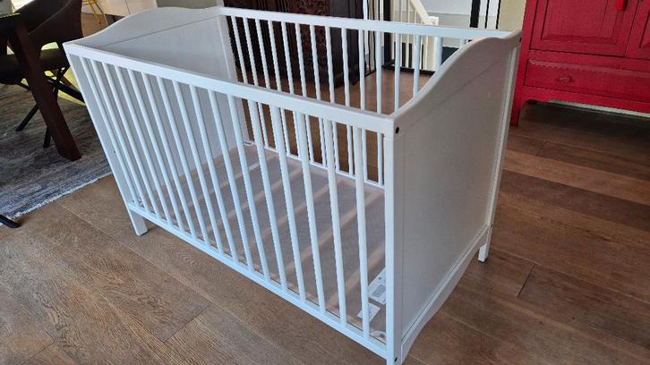 IKEA SMÅGÖRA Babybedje wit inclusief matras, Kinderen en Baby's, Babywiegjes en Ledikanten, Gebruikt, Ledikant, Ophalen