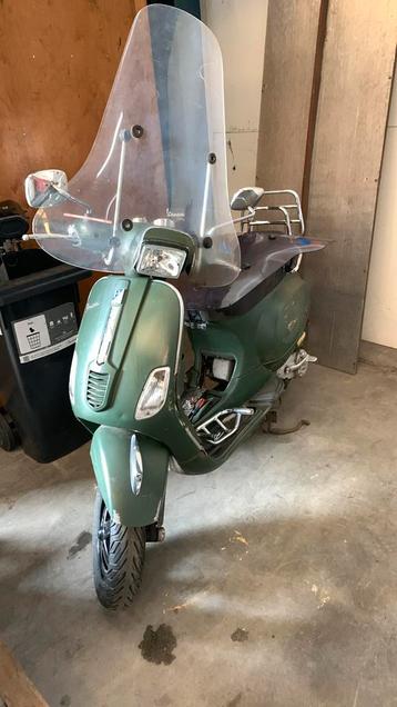 Te koop vespa snorscooter groen van kleur beschikbaar voor biedingen