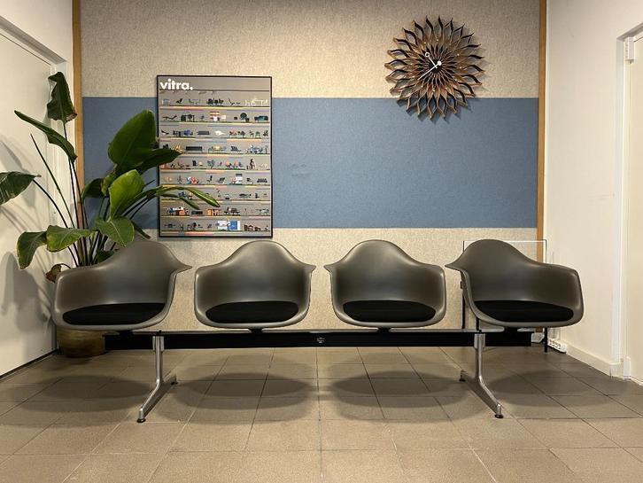 Vitra | Eames | Tandem Seat Basalt Grijs, Huis en Inrichting, Stoelen, Gebruikt, Vier, Kunststof, Metaal, Stof, Grijs, Ophalen of Verzenden
