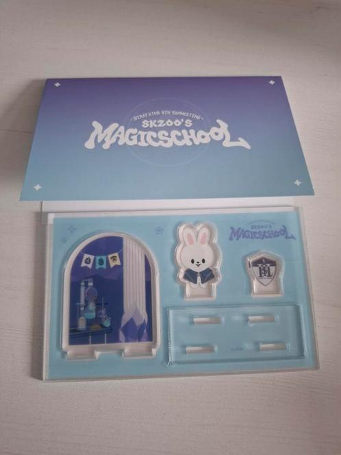 Stray Kids Lee Know Magic School Acrylic Stand, Verzamelen, Muziek, Artiesten en Beroemdheden, Nieuw, Gebruiksvoorwerp, Ophalen of Verzenden
