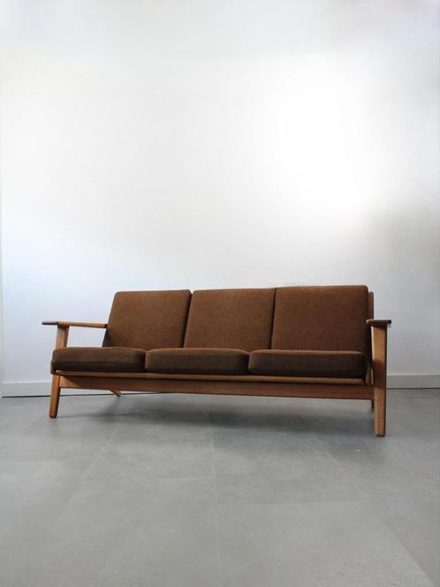 Vintage Deense 3-zits sofa door Hans J. Wegner voor Getama, Huis en Inrichting, Banken | Sofa's en Chaises Longues, Zo goed als nieuw