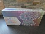Pokemon Prismatic Evolutions Super Premium Collection, Hobby en Vrije tijd, Ophalen of Verzenden, Nieuw, Boosterbox