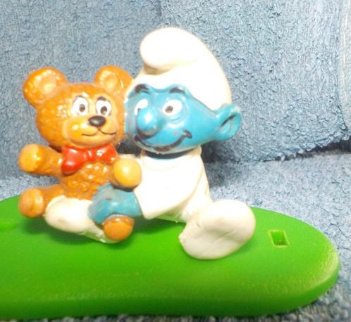 Smurfen - Babysmurf / Baby Smurf met beer (20205), Verzamelen, Smurfen, Nieuw, Poppetje, Figuurtje of Knuffel, Babysmurf, Ophalen of Verzenden
