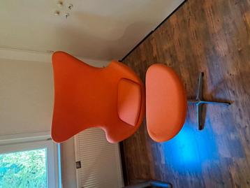 Egg chair oranje met bijpassende kruk  beschikbaar voor biedingen
