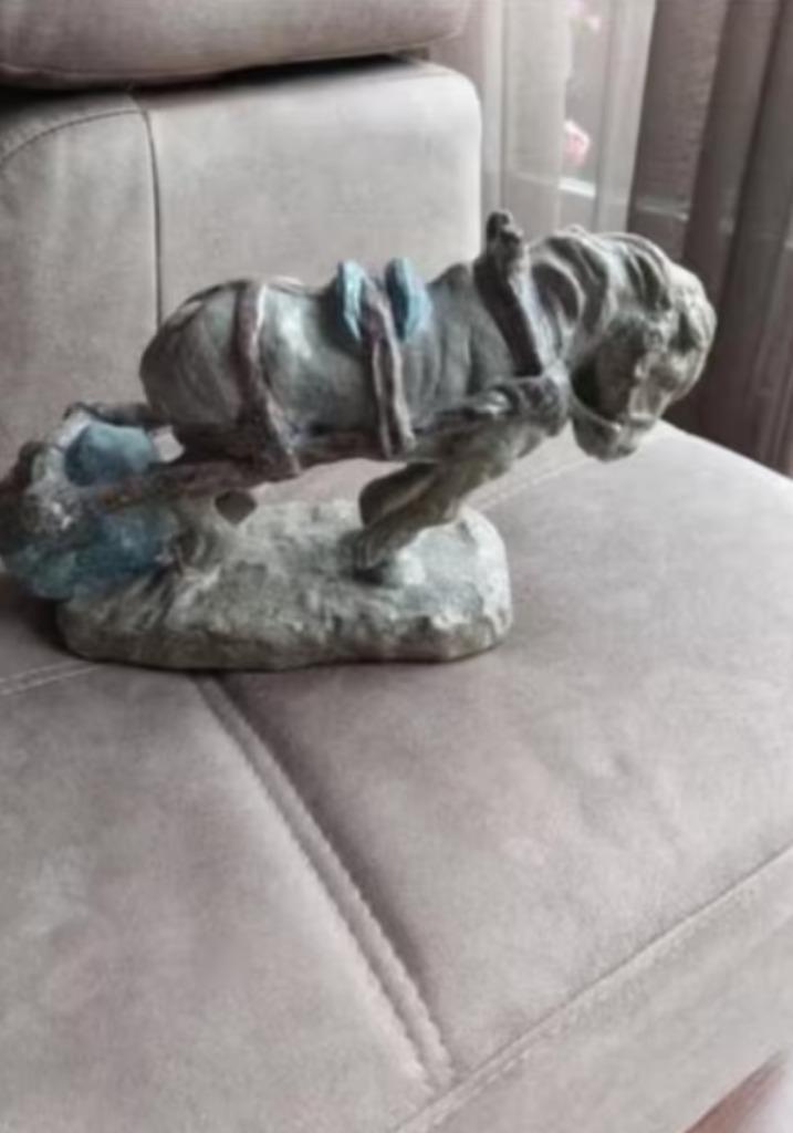 Trekpaard van keramiek gesigneerd, Antiek en Kunst, Curiosa en Brocante, Ophalen of Verzenden