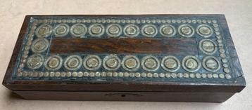 Mooi oud houten kistje beschikbaar voor biedingen