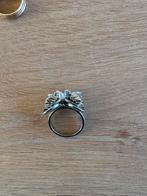 Zilverkleurige ring met vlinder en steentjes, Sieraden, Tassen en Uiterlijk, Ringen, 18 tot 19, IJzer of Staal, Ophalen of Verzenden
