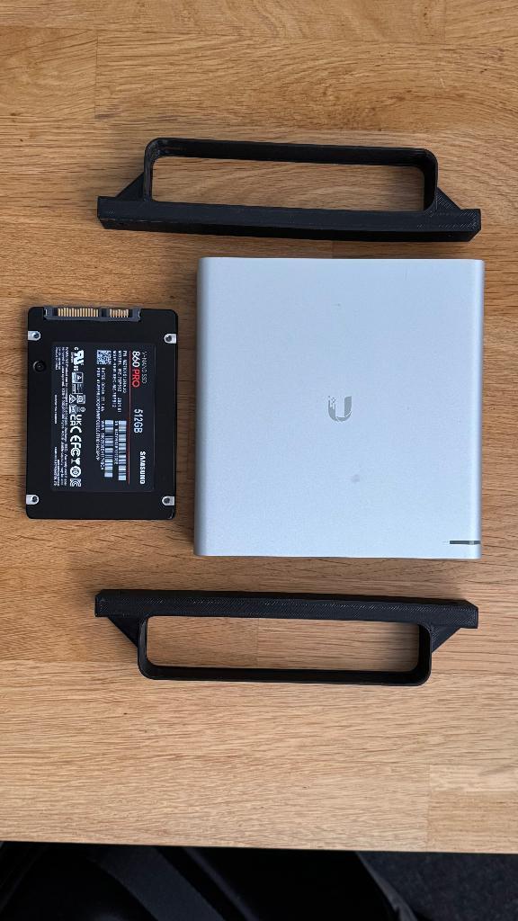 UniFi Cloud Key Gen2 Plus + muurbeugels en 512GB SSD, Computers en Software, Accesspoints, Gebruikt, Ophalen of Verzenden