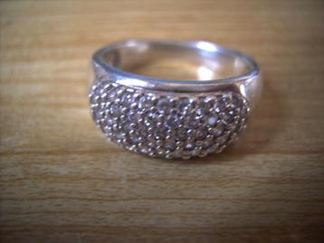 Een mooie Zilveren Ring met Zirkonia steentjes beschikbaar voor biedingen