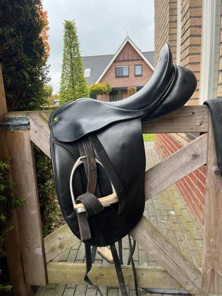 Dressuurzadel 17.5 inch Ainsley, Dieren en Toebehoren, Paarden en Pony's | Overige Paardenspullen, Dressuur, Ophalen