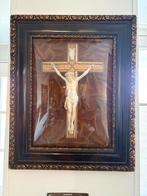 Kruisbeeld in antieke lijst, Antiek en Kunst, Antiek | Religie, Ophalen of Verzenden