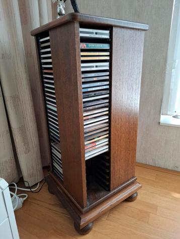 CD carousel meubel, inclusief CD's beschikbaar voor biedingen