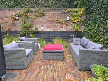 Loungebank, 2 stoelen & poef/tafel met dienblad beschikbaar voor biedingen