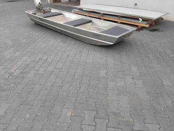 Aluminum platbodem met buitenboordmotor 4 personen  beschikbaar voor biedingen