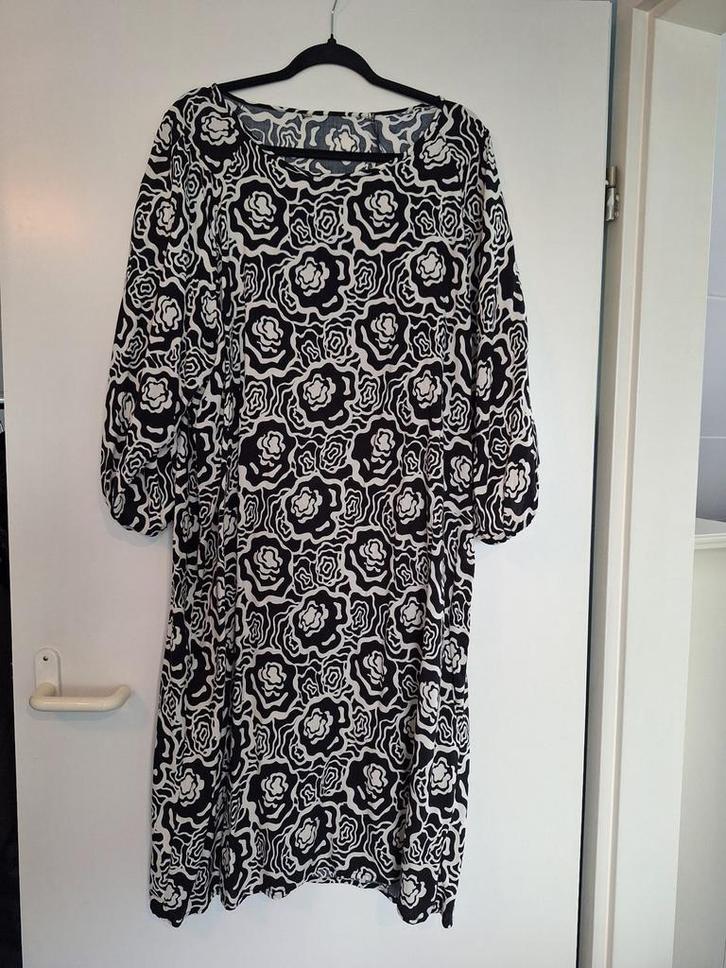 Super Mooie Norah Jurk - Zwart Wit Rozen - Maat 46, Kleding | Dames, Jurken, Zo goed als nieuw, Maat 46/48 (XL) of groter, Zwart