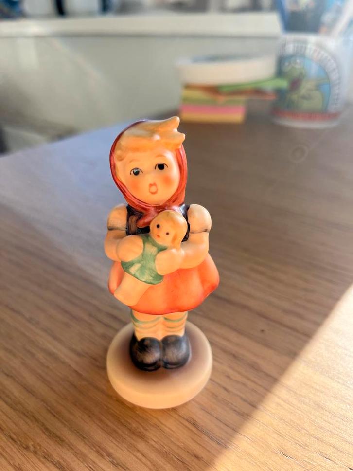 Hummel Meisje met Pop - Perfecte Staat, Verzamelen, Beelden en Beeldjes, Zo goed als nieuw, Ophalen of Verzenden