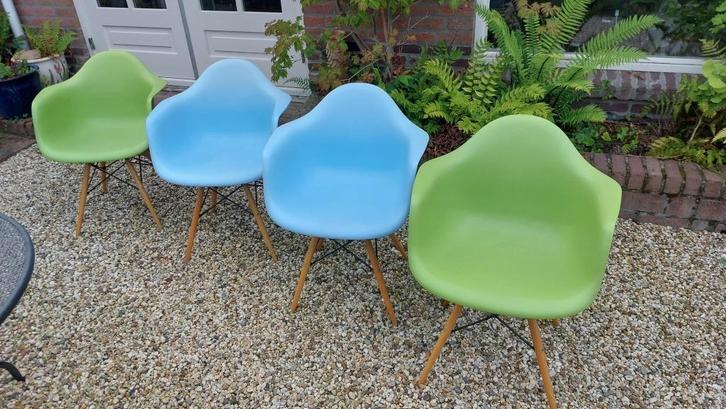 mooie groene en blauwe kuipstoelen 4x met kruispoten, Huis en Inrichting, Stoelen, Zo goed als nieuw, Vier, Hout, Kunststof, Metaal