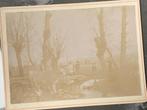 Oude foto 1903 gezelschap langs beekje., Gebruikt, Foto, Ophalen of Verzenden, Voor 1940