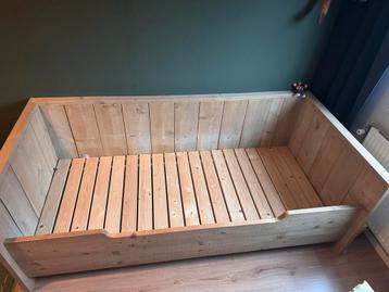 Mooi 1 persoons bed beschikbaar voor biedingen