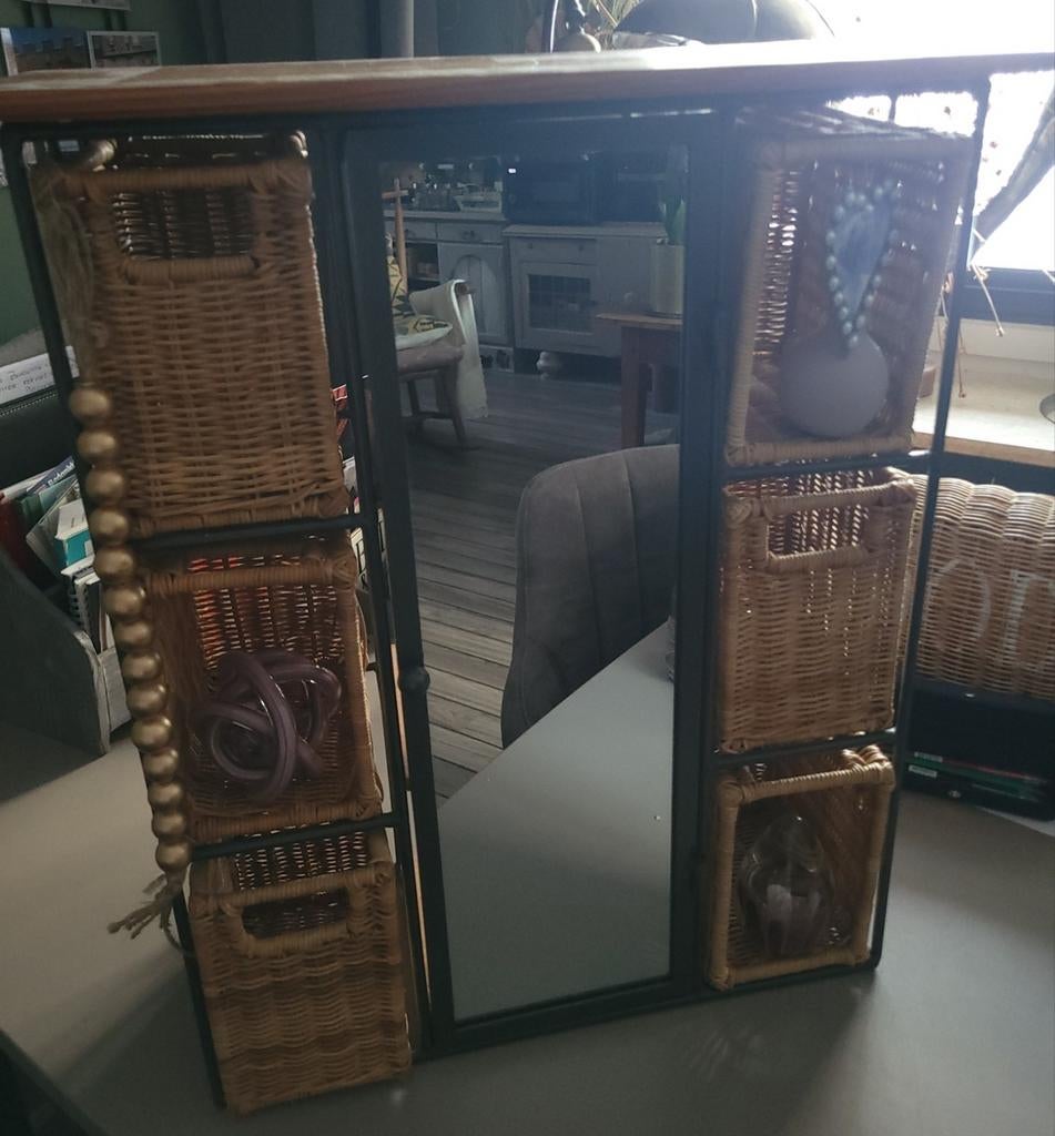 Smeedijzer kastje met mandjes en spiegeldeur, Ophalen