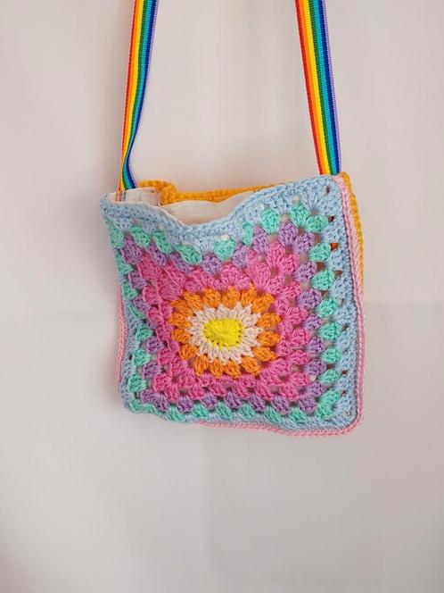 Gehaakte vrolijke grannytas, Sieraden, Tassen en Uiterlijk, Tassen | Schoudertassen, Nieuw, Ophalen of Verzenden