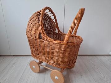 Poppenwagen riet beschikbaar voor biedingen