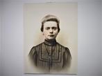 Antiek zwart wit portret foto jonge vrouw eind 1800, Ophalen of Verzenden