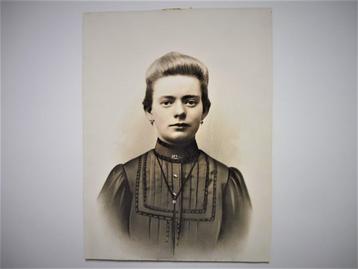 Antiek zwart wit portret foto jonge vrouw eind 1800 beschikbaar voor biedingen