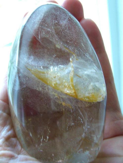 bergkristal Grote sculptuur met mooie insluitingen  345gram, Verzamelen, Mineralen en Fossielen, Mineraal, Ophalen of Verzenden