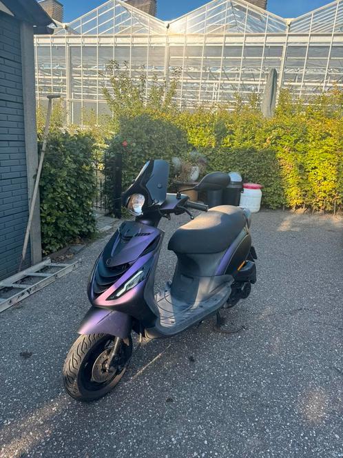 Piaggio Zip 2022 e4, Fietsen en Brommers, Scooters | Piaggio, Gebruikt, Zip, Maximaal 45 km/u, Benzine, Ophalen of Verzenden