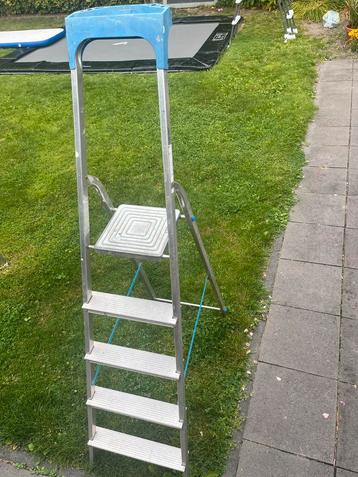 Trap met 5 treden beschikbaar voor biedingen