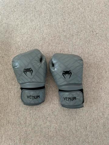 Venum (kick)bokshandschoenen beschikbaar voor biedingen