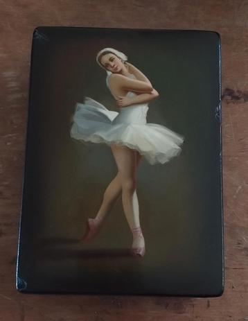 Russische laque doosje met ballerina beschikbaar voor biedingen