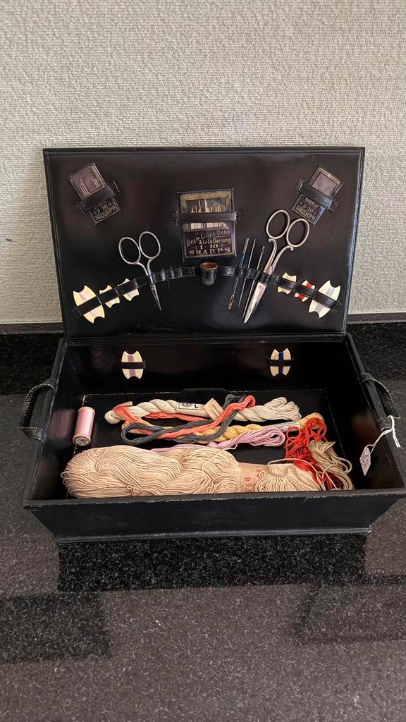 Antieke écht leren naaidoos met veel naaispullen er in!, Hobby en Vrije tijd, Naaien en Fournituren, Gebruikt, Overige typen, Verzenden