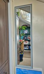 Spiegel met een lichtgrijs houten frame, Huis en Inrichting, Woonaccessoires | Spiegels, Minder dan 50 cm, Ophalen of Verzenden