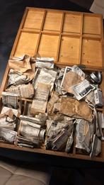 Horlogerie onderdelen hele kist vol, Antiek en Kunst, Ophalen of Verzenden