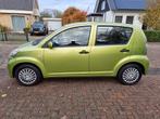 Daihatsu Sirion 1.0 12V Premium, airco, APK t/m 03-10-2026., Auto's, Voorwielaandrijving, Stof, 750 kg, Metallic lak