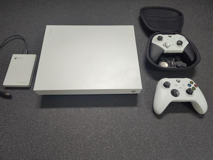 Xbox One X + elite 2 controller & seagate 2TB, Spelcomputers en Games, Spelcomputers | Xbox One, Zo goed als nieuw, Xbox One X