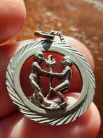 Zilveren 835 hanger met voorstelling van tweeling, Gebruikt, Overige voorstellingen, Ophalen of Verzenden, Zilver