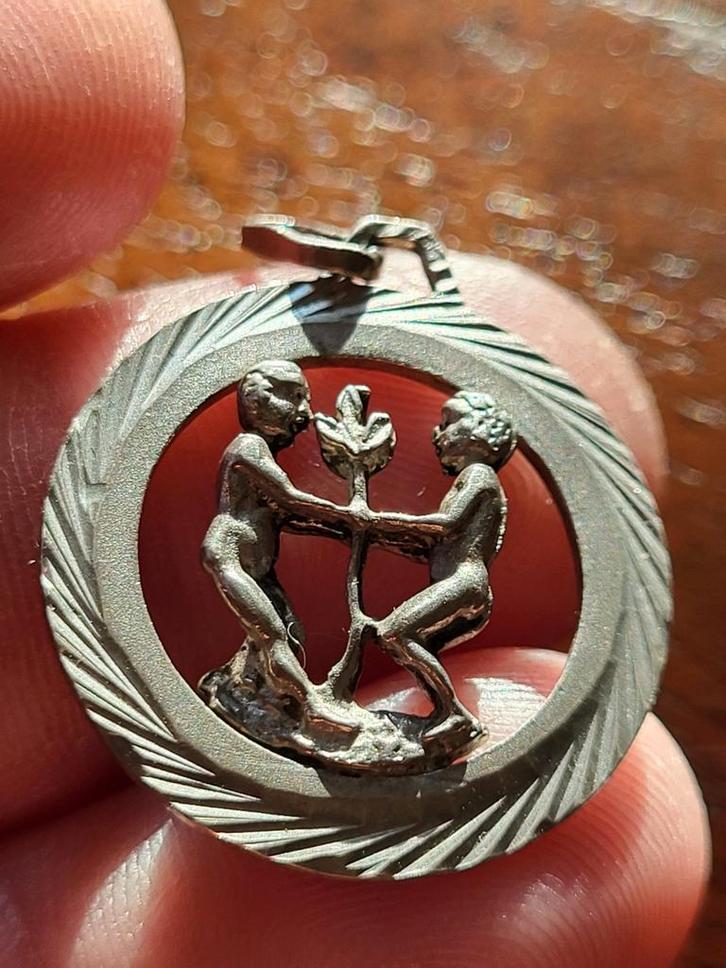 Zilveren 835 hanger met voorstelling van tweeling, Sieraden, Tassen en Uiterlijk, Kettinghangers, Gebruikt, Zilver, Zilver, Overige voorstellingen