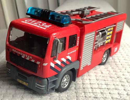 GROTE BRANDWEERWAGEN MET LADDERS EN SPUITKANON 13.5 CM, Hobby en Vrije tijd, Modelauto's | Overige schalen, Gebruikt, Ophalen