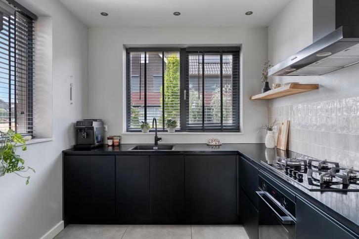 Complete moderne hoekkeuken met apparatuur, 6 jaar oud, Huis en Inrichting, Keuken | Complete keukens, Zo goed als nieuw, Hoekkeuken