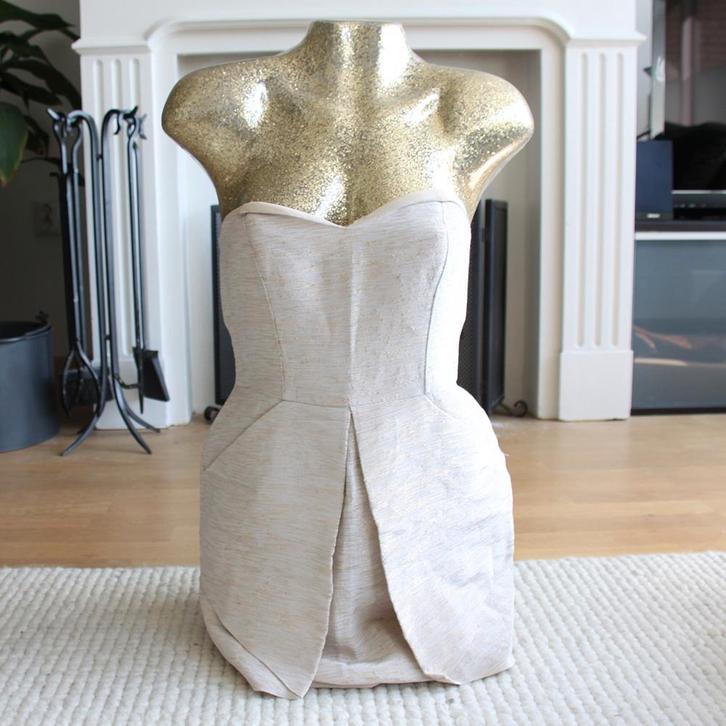 Mooie Jane Norman Buste Jurk (M) € 20,-, Kleding | Dames, Jurken, Zo goed als nieuw, Maat 38/40 (M), Beige, Boven de knie, Ophalen of Verzenden