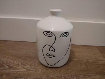 Nieuwe vaas met gezichten